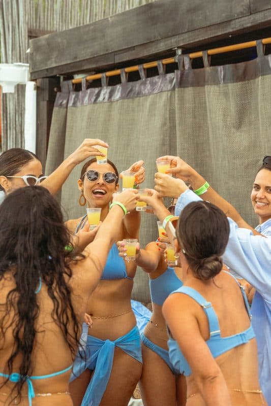 Grupo brindando en Bora Bora